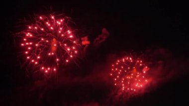Gece gökyüzünde patlayan havai fişeklerin yakın çekim görüntüleri.
