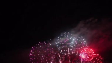 Gece gökyüzünde patlayan havai fişeklerin yakın çekim görüntüleri.
