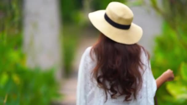 Πλάνα Από Την Όμορφη Ασιάτισσα Γυναίκα Ψάθινο Καπέλο Περπάτημα Εξωτερικούς — Αρχείο Βίντεο