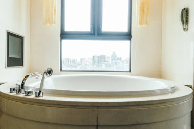 Güzel lüks banyo iç dekorasyonda küvet