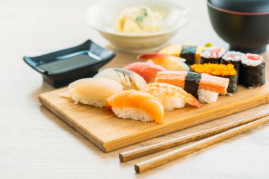 Somon balığı kabuk kabuklu karides ve diğer et suşi maki