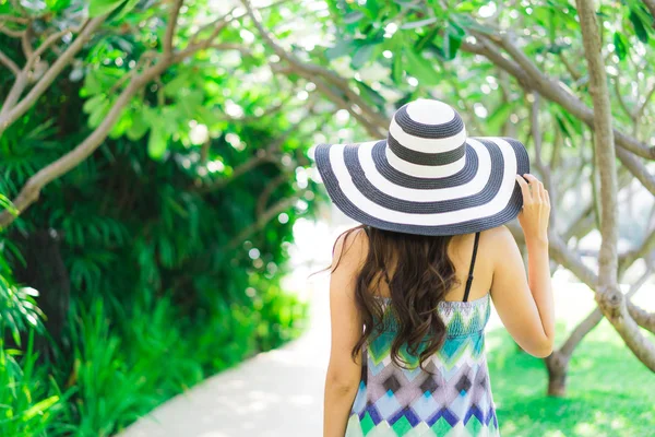 Retrato hermosa joven asiática mujer sonrisa y feliz alrededor outd — Foto de Stock