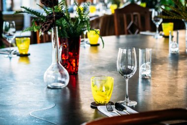 Yemek set ile Şarap kadehi kahvaltı öğle veya akşam yemeği hazırlamak