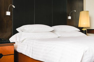 Güzel lüks rahat beyaz yastık ve battaniye yatakta zekâ