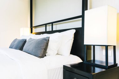 Hafif lamba ile yatakta güzel lüks rahat yastık