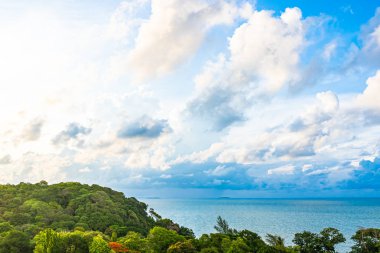 Beyaz bulut ile güzel panoramik manzara veya deniz manzarası okyanus