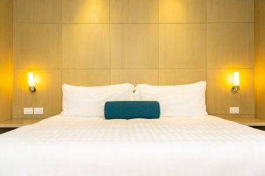 Yatak dekorasyon iç güzel beyaz yastık ve battaniye