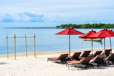 Şemsiye sandalye ile güzel açık tropikal plaj deniz Okyanusu