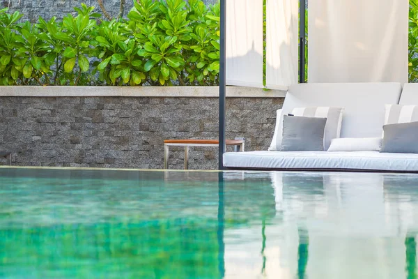 Piscina all'aperto con ombrellone lettino da queste parti — Foto Stock