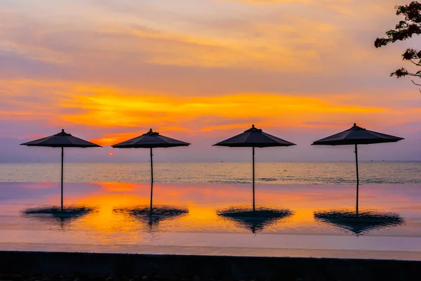 Sonnenschirm und Liegestuhl rund um Schwimmbad Neary Meer Ozean Strand bei — Stockfoto