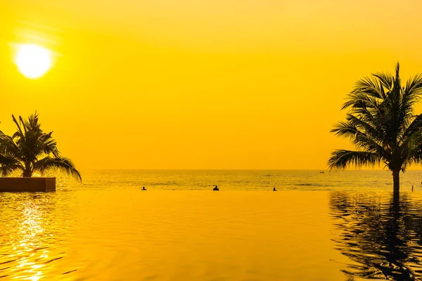 Schöne Landschaft im Freien mit Kokospalmen um Swimmi — Stockfoto