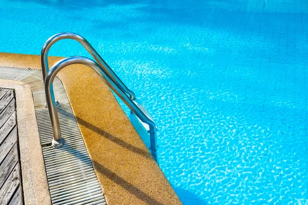 Mooi buitenzwembad in Hotel Resort met trap — Stockfoto