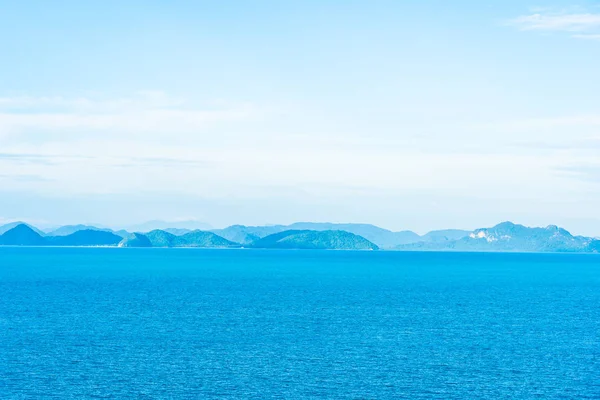 Hermoso mar al aire libre océano con nubes blancas cielo azul alrededor del ingenio — Foto de Stock