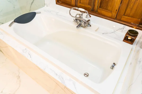Όμορφη διακόσμηση εσωτερικό του μπάνιου με λευκό πολυτελές μπάνιο — Φωτογραφία Αρχείου