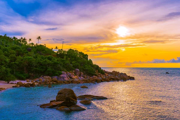 Bella spiaggia tropicale all'aperto mare intorno all'isola di Samui con co — Foto Stock