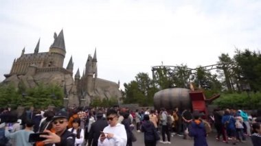 Osaka, Japonya - 1 Aralık 2015: Hogwarts Cadılık Şatosu Okulu ve Wizarding World of Harry Potter Cazibesi 'nin kopyası, Osaka Universal Stüdyosu, Japonya. görüntüler