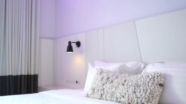 Oteldeki lüks mobilyalı yatak odasının görüntüleri.