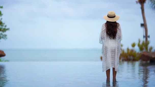 Images Belle Femme Asiatique Détendre Dans Piscine Hôtel — Video