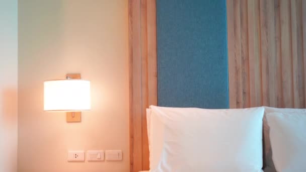 Filmaufnahmen Von Luxuriös Eingerichteten Schlafzimmern Hotel — Stockvideo