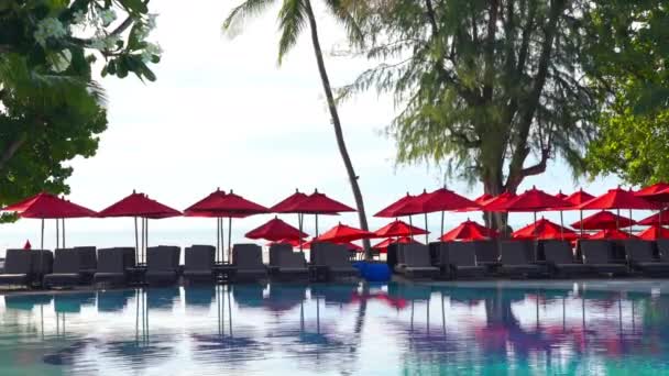 Images tranquilles de piscine vide à l'hôtel resort