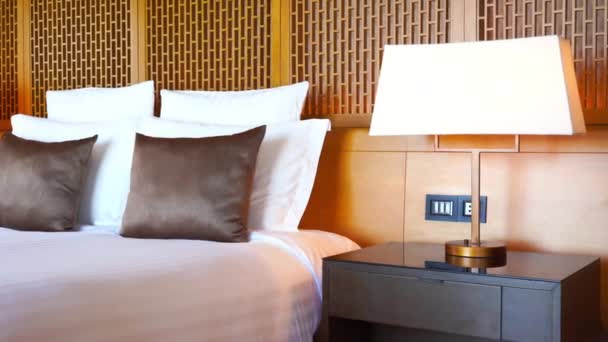 Záběry Luxusně Zařízené Ložnice Hotelu — Stock video