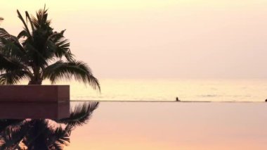 Güzel dalgalı denizin sakin görüntüleri.