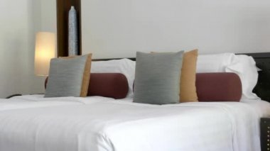 Oteldeki lüks mobilyalı yatak odasının görüntüleri.