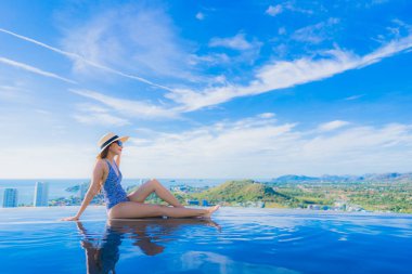 Asyalı genç gülümsemek güzel kadın portre mutlu dinlenmek