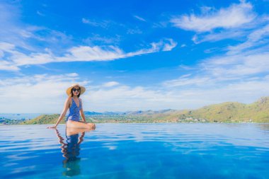 Asyalı genç gülümsemek güzel kadın portre mutlu dinlenmek