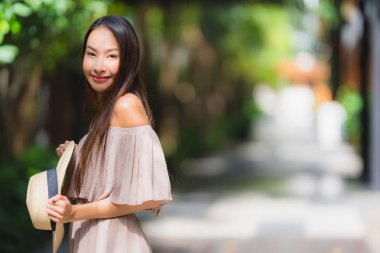 Portre güzel genç asyalı kadın mutlu gülümseme