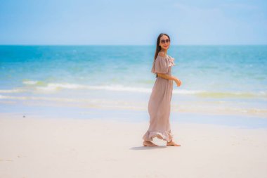 Portre güzel genç Asyalı kadın mutlu gülümseme Relax tr
