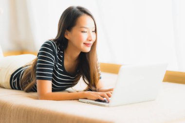 Portre güzel genç Asya kadın kullanarak bilgisayar Notebook veya 