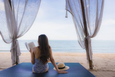 Portre güzel genç Asya kadın okuma kitap ile mutlu SMI