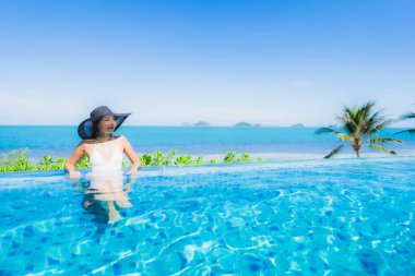 Portre güzel genç Asyalı kadın lüks açık SWI rahatlayın