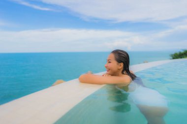 Portre genç asyalı kadın rahatla gülümseme açık yüzmek etrafında mutlu