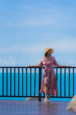 Portre güzel genç Asyalı kadın deniz plaj okyanus arıyor