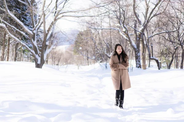 Portrait Young Beautiful asian woman smile happy travel and enjo — Stock Photo, Image