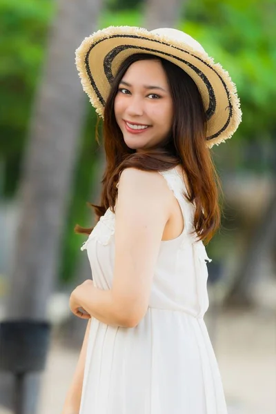肖像美丽的年轻亚洲女人快乐和微笑在 beac — 图库照片