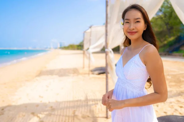 Retrato bonito jovem asiático mulher feliz sorriso lazer no o — Fotografia de Stock