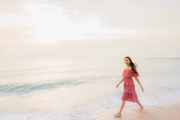 Retrato hermosa joven asiática mujer feliz sonrisa ocio en la — Foto de Stock