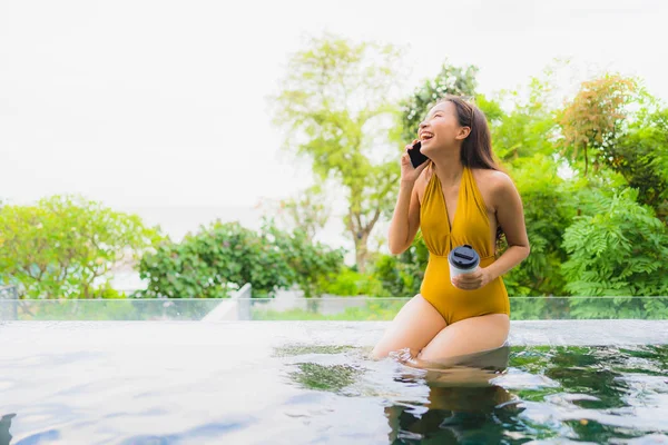 Porträtt vacker ung asiatisk kvinna med kaffekopp och cell pH — Stockfoto