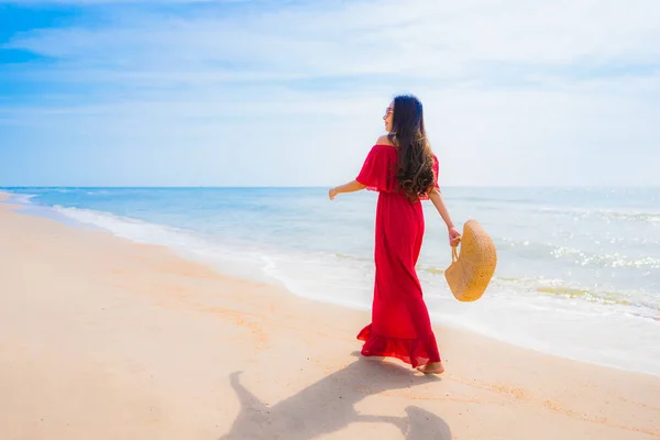 Retrato bonito jovem asiático mulher na praia e mar — Fotografia de Stock