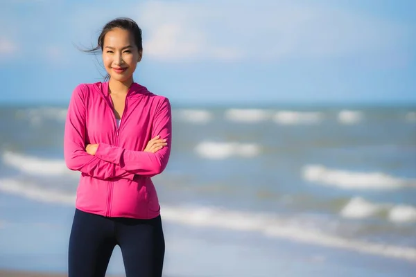 Porträtt vacker ung asiatisk kvinna som kör och utövar på t — Stockfoto