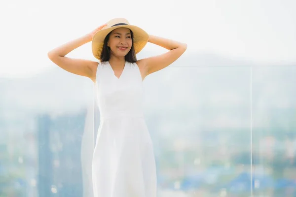 Portre güzel genç Asyalı kadın mutlu gülümseme ro üzerinde Relax — Stok fotoğraf