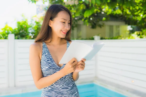 Porträt schöne junge asiatische Frau glücklich lächeln mit Lesen bo — Stockfoto
