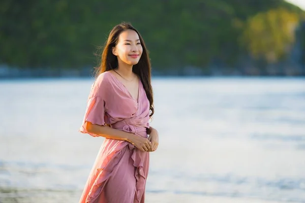 Portret młody piękny Asian kobieta chodzić uśmiech i szczęśliwy na The — Zdjęcie stockowe
