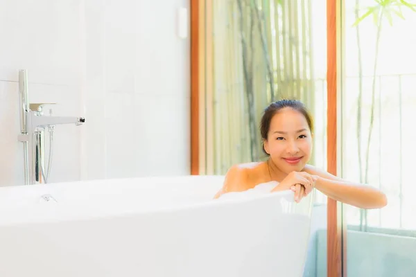 Ritratto giovane bella donna asiatica fare un bagno nella vasca da bagno — Foto Stock