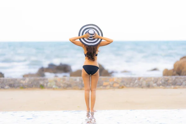 Portret mooie jonge Aziatische vrouw dragen bikini rondzwemmen — Stockfoto