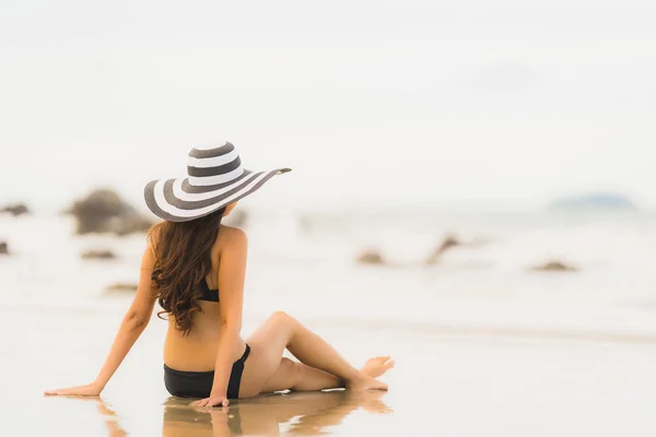 Porträt schöne junge asiatische Frau trägt Bikini am Strand — Stockfoto