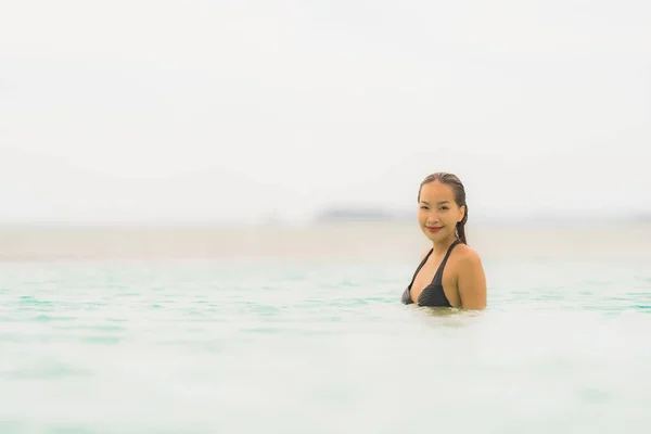 Portre güzel genç Asyalı kadın yüzme etrafında bikini giymek — Stok fotoğraf